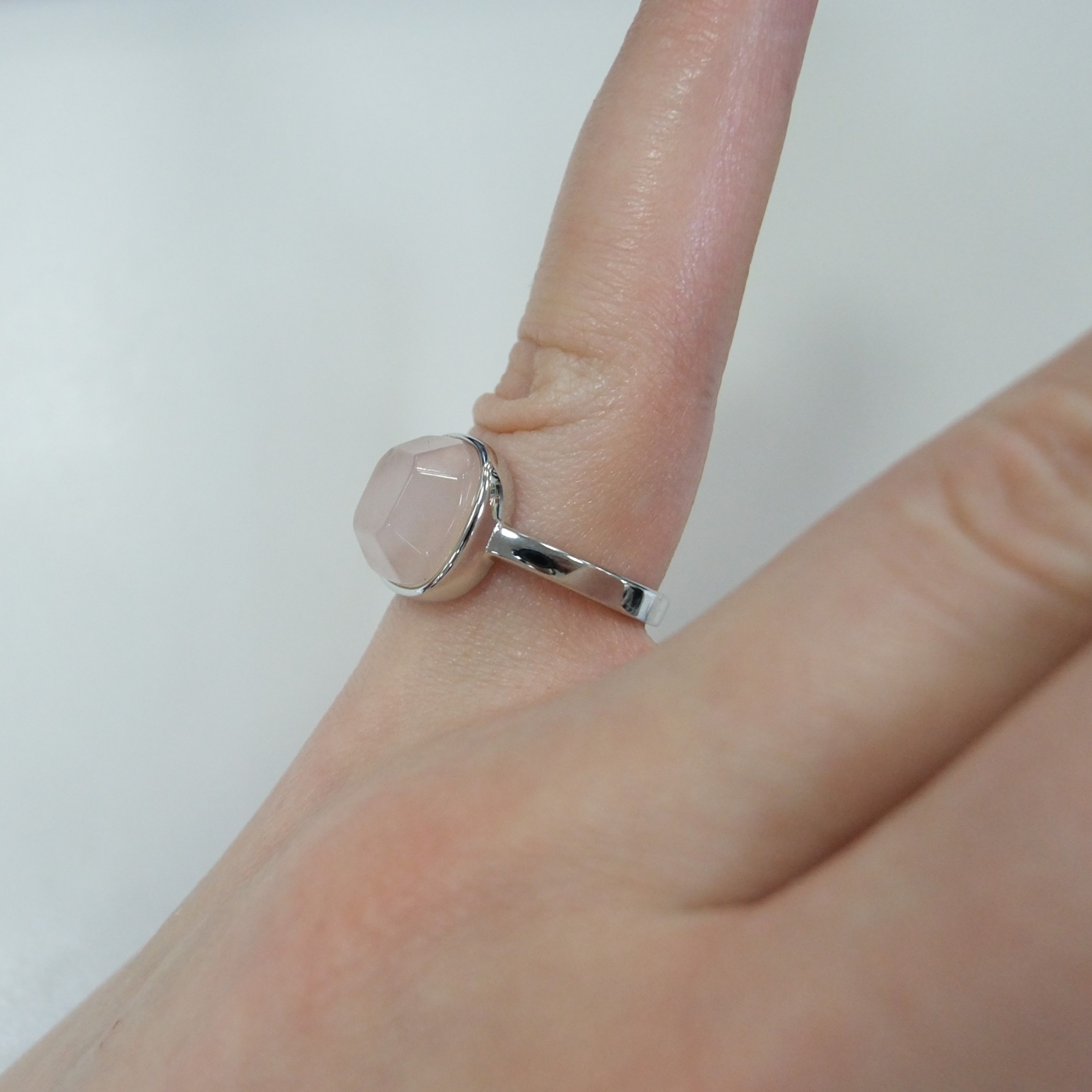 Серебряное кольцо с морганитом